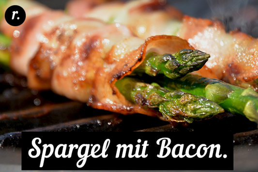Spargel mit Bacon umhüllt.